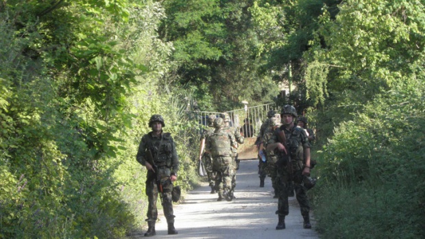 Министр обороны Сербии проводит инспекцию границы с Болгарией