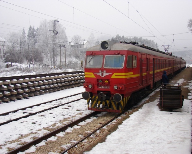 В Болгарии поезд сошел с рельсов в результате столкновения с сугробом