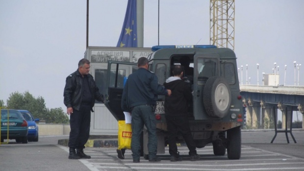 В Болгарии задержали 53 нелегала при попытке пересечь КПП „Дунай мост”