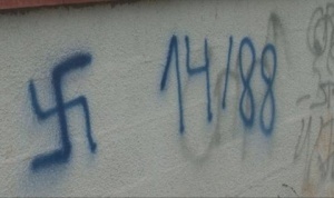 Социалисты и представители Организации евреев устраняют свастику в столице Болгарии