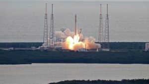 Космический грузовик Dragon успешно пристыкован к МКС