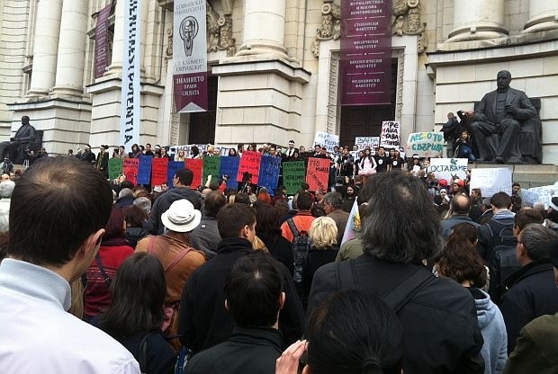 Протестующие студенты отметили День будителей масштабным шествием