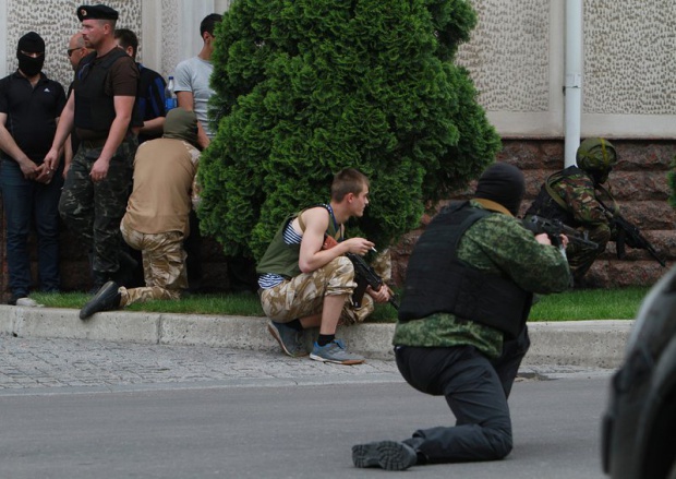 Украинская армия бомбит международный аэропорт Донецка, горит один из терминалов