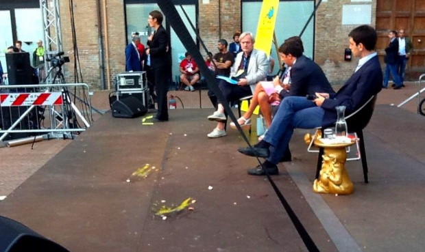 Премьер-министра Италии Матео Ренци забросали яйцами