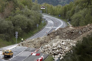 В Болгарии из-за схода оползня временно закрыта дорога Асеновград - Смолян