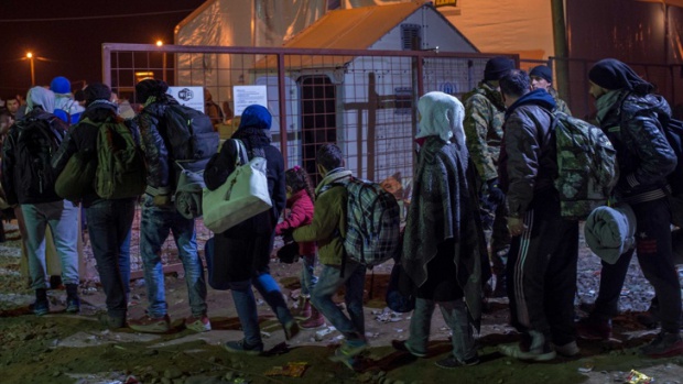 Напряженность на македонской границе: Греция продолжает отправлять тысячи мигрантов