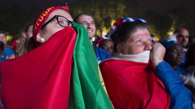 Слезоточивый газ и дубинки - так завершился для французов чемпионат Европы по футболу