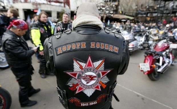 "Ночные волки" гордо подняли болгарский флаг в Берлине (видео)