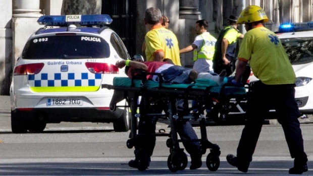 Теракт в Барселоне: Автомобиль наехал на пешеходов, есть заложники