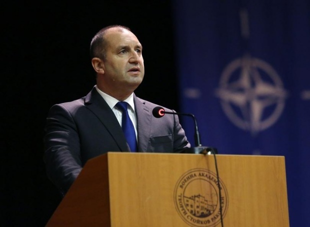 Президент Болгарии пригласил премьера обсудить проблемы в стране