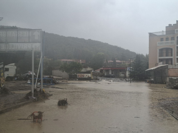 4 человека погибли из-за наводнения в курорте "Елените"